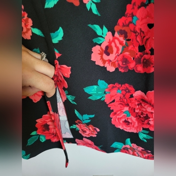 I.N. San Francisco Juniors Black Red Roses Floral Vneck Mini Pencil Dress Size 5 - Picture 3 of 6